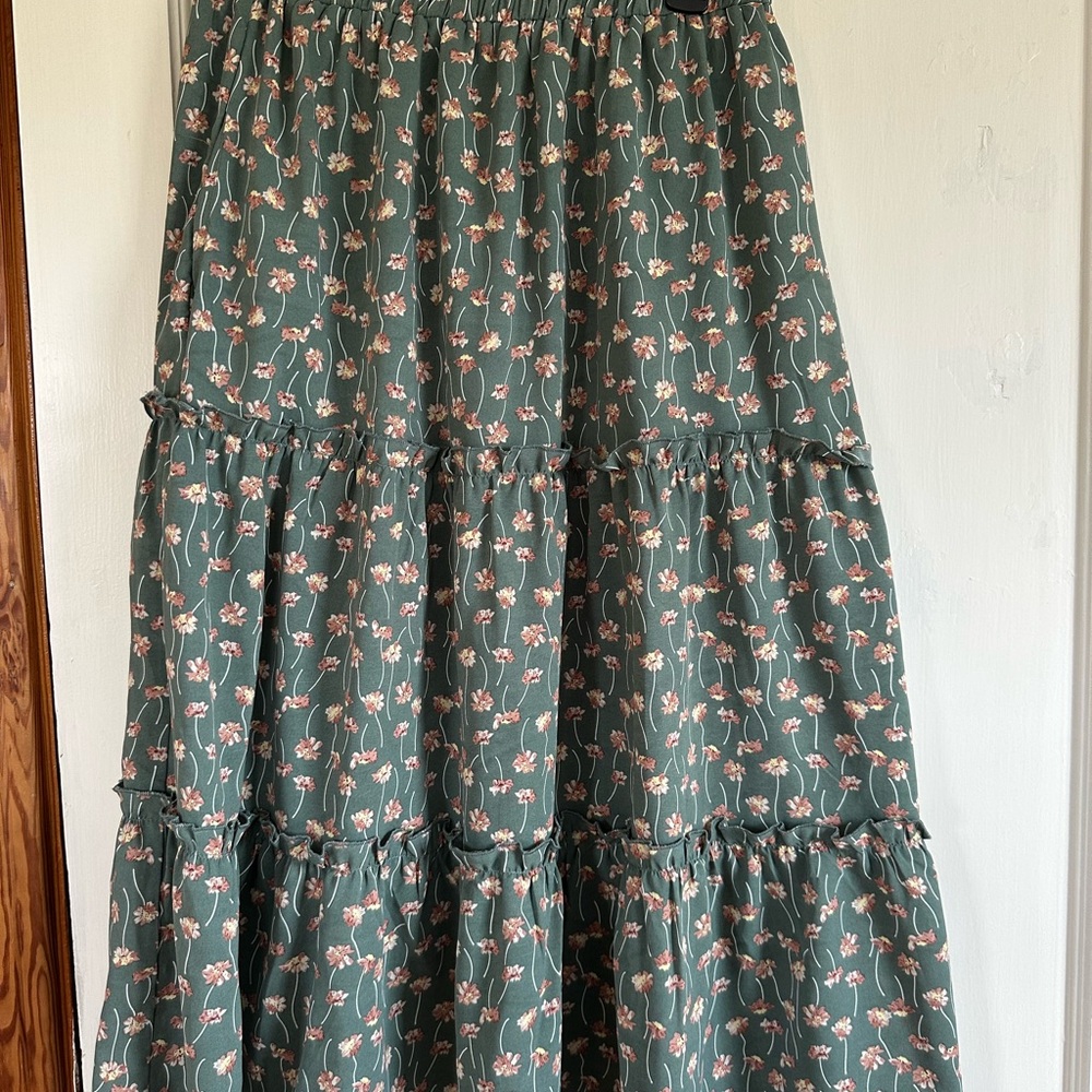 Elegant Green Maxi Skirt with Flowing Design